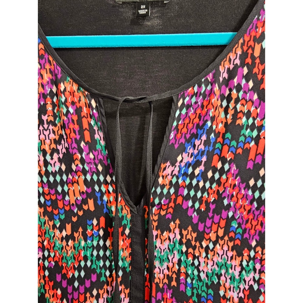 Signature Studio Woman Geometric Arrow Print Lace Trim V-Neck Top 2X Black Multi - Picture 2 of 6
